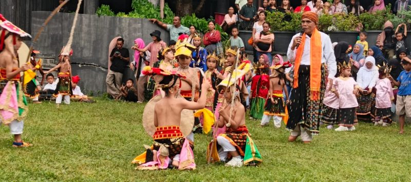 Anak Usia Dini Dari dari TK dan SD di Labuan Bajo, menampilkan Tarian Budaya Caci di Tempat Wisata Gua Batu Cermin pada Minggu, (8/3/26) siang.