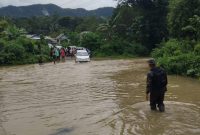 Kondisi di Kali Wae Mbek Desa Golo Ketak, sejumlah kendaraan terpaksa Antri.