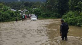 Kondisi di Kali Wae Mbek Desa Golo Ketak, sejumlah kendaraan terpaksa Antri.