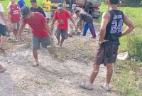 Warga Kampung Noa – Mantang secara Swadaya memperbaiki jalan yang rusak.