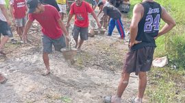 Warga Kampung Noa – Mantang secara Swadaya memperbaiki jalan yang rusak.