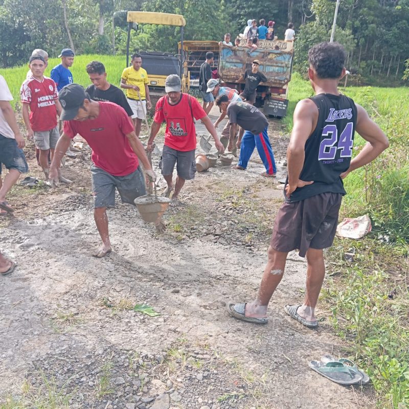 Warga Kampung Noa – Mantang secara Swadaya memperbaiki jalan yang rusak.