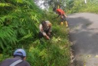 Personel Bhabinkamtibmas Desa Cunca Lolos, Aipda Hendrikus Deni, turun langsung membaur bersama masyarakat dalam aksi gotong royong pembersihan lingkungan.