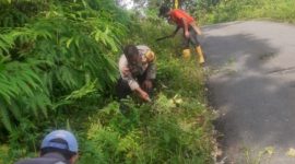 Personel Bhabinkamtibmas Desa Cunca Lolos, Aipda Hendrikus Deni, turun langsung membaur bersama masyarakat dalam aksi gotong royong pembersihan lingkungan.