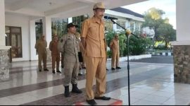 Foto saat Hilarius Madin memberikan arahan kepada seluruh ASN di depan Kantor Bupati tahun 2025.