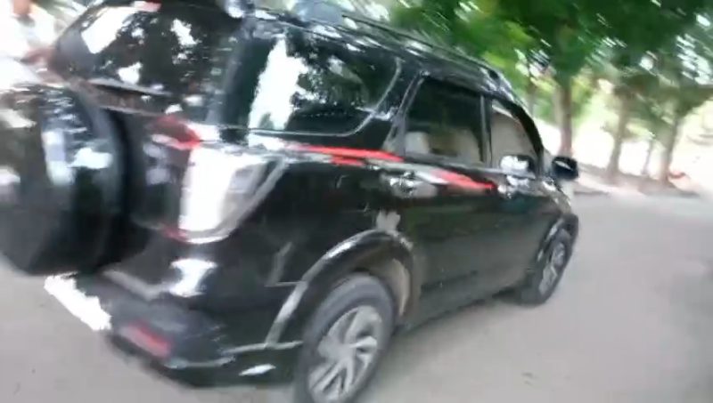Mobil Rush yang dinaiki Oknum Polisi F melaju cepat usai sejumlah awak media ingin mengkonfirmasi terkait dengan pemeriksaan oleh Penyidik Polda NTT pada Sabtu (7/3/26).
