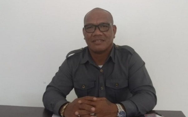 Salesius Medi, Ketua DPRD Manggarai Timur menghimbau kepada masyarakat agar selalu waspada disaat hujan dan angin kencang.