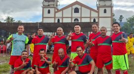 Tim Sepak Bola Singa Tua FC Laga Amal Pembangunan Gereja Paroki Reweng.