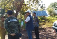 kepala BPMP-NTT, Irfan Karim, S.IPem, M.Si, didampingi Kadis PPO Manggarai Barat Yohanes Hani, M.Pd, saat meninjau langsung ke lokasi SDN Tando Kecamatan Welak.