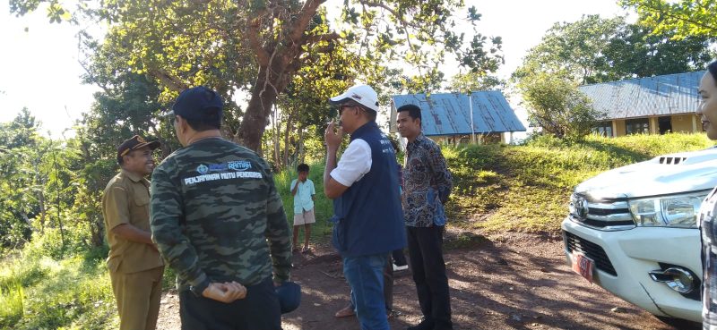 kepala BPMP-NTT, Irfan Karim, S.IPem, M.Si, didampingi Kadis PPO Manggarai Barat Yohanes Hani, M.Pd, saat meninjau langsung ke lokasi SDN Tando Kecamatan Welak.