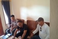 Penyidik Polres Mabar IBDA. Nikolaus Nua Bunganaen (tenga) dan Aldri Dalton Ndolu (baju putih) PH dari H, saat menandatangani Surat Penyerahan satu Unit Leptop.