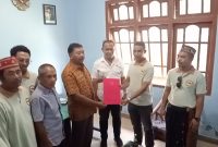 Ketua PWL Yeremias Jampur saat menyerahkan berkas untuk mendaftarkan Organisasi PWL di Kantor Kesbangpol Manggarai Barat.