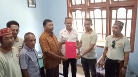 Ketua PWL Yeremias Jampur saat menyerahkan berkas untuk mendaftarkan Organisasi PWL di Kantor Kesbangpol Manggarai Barat.