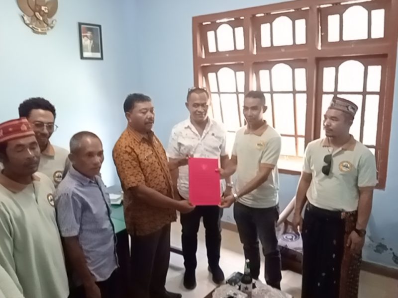 Ketua PWL Yeremias Jampur saat menyerahkan berkas untuk mendaftarkan Organisasi PWL di Kantor Kesbangpol Manggarai Barat.