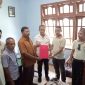 Ketua PWL Yeremias Jampur saat menyerahkan berkas untuk mendaftarkan Organisasi PWL di Kantor Kesbangpol Manggarai Barat.