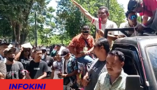 Sergio Try Dedi saat Orator Demo di Kantor BTNK Labuan Bajo.