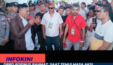 Anggota DPRD Mabar, Rofinus Rahmat saat berada ditengah ratusan masa aksi yang menolak kebijakan Kouta 1.000 ke TNK.