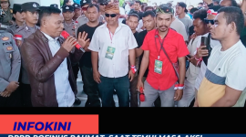 Anggota DPRD Mabar, Rofinus Rahmat saat berada ditengah ratusan masa aksi yang menolak kebijakan Kouta 1.000 ke TNK.