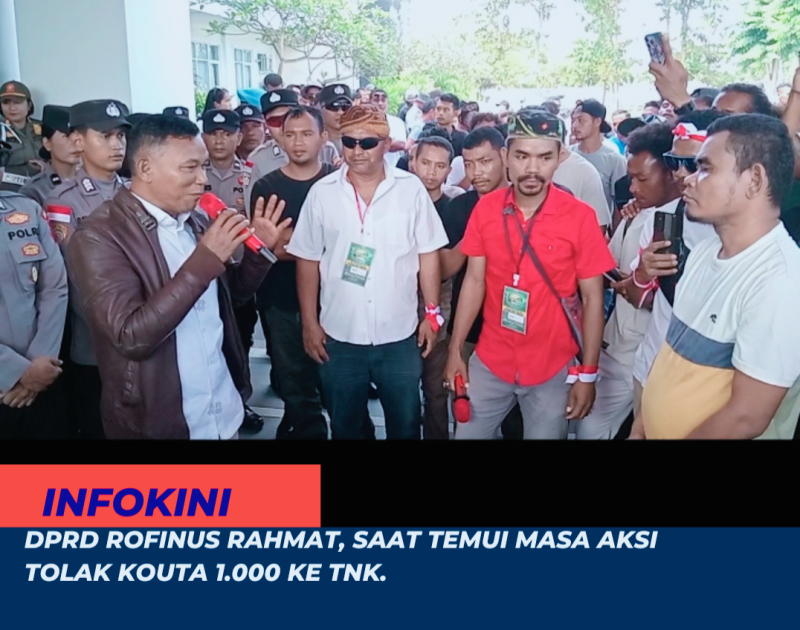 Anggota DPRD Mabar, Rofinus Rahmat saat berada ditengah ratusan masa aksi yang menolak kebijakan Kouta 1.000 ke TNK.