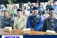 Ketua Tim dan rombongan dari Kecamatan Mbeliling saat berada dihalaman Masjid Nurul Falah Wae Mata.