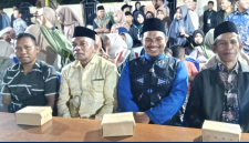 Ketua Tim dan rombongan dari Kecamatan Mbeliling saat berada dihalaman Masjid Nurul Falah Wae Mata.