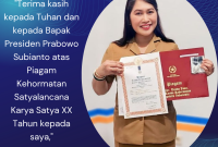 Kepala Dinas Ketahanan Pangan dan Perikanan Kabupaten Manggarai Barat, Fatincy Reynilda, menerima Penghargaan Tanda Kehormatan Satyalancana Karya Satya XX.