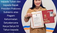 Kepala Dinas Ketahanan Pangan dan Perikanan Kabupaten Manggarai Barat, Fatincy Reynilda, menerima Penghargaan Tanda Kehormatan Satyalancana Karya Satya XX.