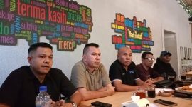 Kuasa Hukum Hasanudin dan Zakarudin saat Konfrensi Pers usai Polda NTT terbitkan SP3.