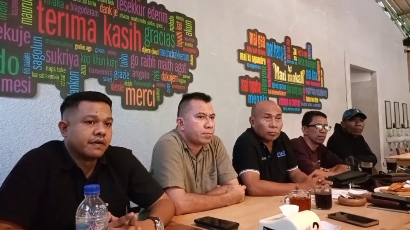 Kuasa Hukum Hasanudin dan Zakarudin saat Konfrensi Pers usai Polda NTT terbitkan SP3.