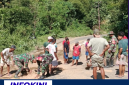 Jalan Profinsi rusak, Anggota Koramil 1630/01 Komodo bersama dengan warga perbaiki jalan rusak ditanjakan Wate Desa Golo Ketak, Kecamatan Boleng.