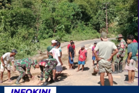 Jalan Profinsi rusak, Anggota Koramil 1630/01 Komodo bersama dengan warga perbaiki jalan rusak ditanjakan Wate Desa Golo Ketak, Kecamatan Boleng.