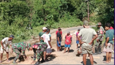 Jalan Profinsi rusak, Anggota Koramil 1630/01 Komodo bersama dengan warga perbaiki jalan rusak ditanjakan Wate Desa Golo Ketak, Kecamatan Boleng.