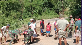 Jalan Provinsi rusak, Anggota Koramil 1630/01 Komodo bersama dengan warga perbaiki jalan rusak ditanjakan Wate Desa Golo Ketak, Kecamatan Boleng.