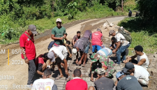 Pemdes Golo Ketak, Banbisa dan juga masyarakat perbaiki jalan rusak, Tanjakan Kampung Wate. 