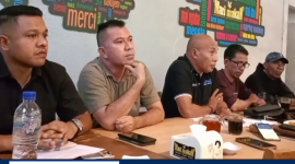 Aldri Dalton Ndolu, dkk Kuasa Hukum dari Hasanudin dan Zakarudin gelar Konfrensi Pers usai Polda NTT terbitkan SP3 kepada Klien mereka.