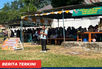 Marianus Yono, Ketua Askab-PSSI Manggarai Barat saat memberikan arahan ke-33 Tim di Lapangan Hijau Lando.