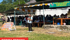Marianus Yono, Ketua Askab-PSSI Manggarai Barat saat memberikan arahan ke-33 Tim di Lapangan Hijau Lando.