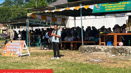 Marianus Yono, Ketua Askab-PSSI Manggarai Barat saat memberikan arahan ke-33 Tim di Lapangan Hijau Lando.