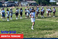 Penampilan Grup Drum Band dari SMAN 1 Boleng di Lapangan Hijau Lando, desa Mbuit. 