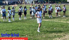 Penampilan Grup Drum Band dari SMAN 1 Boleng di Lapangan Hijau Lando, desa Mbuit. 