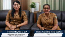 Kepala Disnakertranskop dan UKM Manggarai Barat, Fatinci Reynilda (kiri) dan Kepala Bidang Maria Agustina Ivoni Burhan, (kanan).