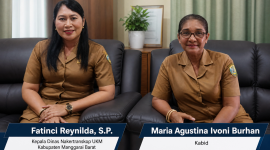 Kepala Disnakertranskop dan UKM Manggarai Barat, Fatinci Reynilda (kiri) dan Kepala Bidang Maria Agustina Ivoni Burhan, (kanan).