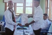 Mikael Jaman,Bakal Calon Kepala Desa saat mendaftar di Panitia Pilkades Desa Wae Jare (foto ist).
