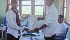 Mikael Jaman,Bakal Calon Kepala Desa saat mendaftar di Panitia Pilkades Desa Wae Jare (foto ist).