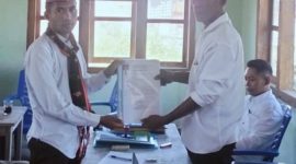 Mikael Jaman,Bakal Calon Kepala Desa saat mendaftar di Panitia Pilkades Desa Wae Jare (foto ist).
