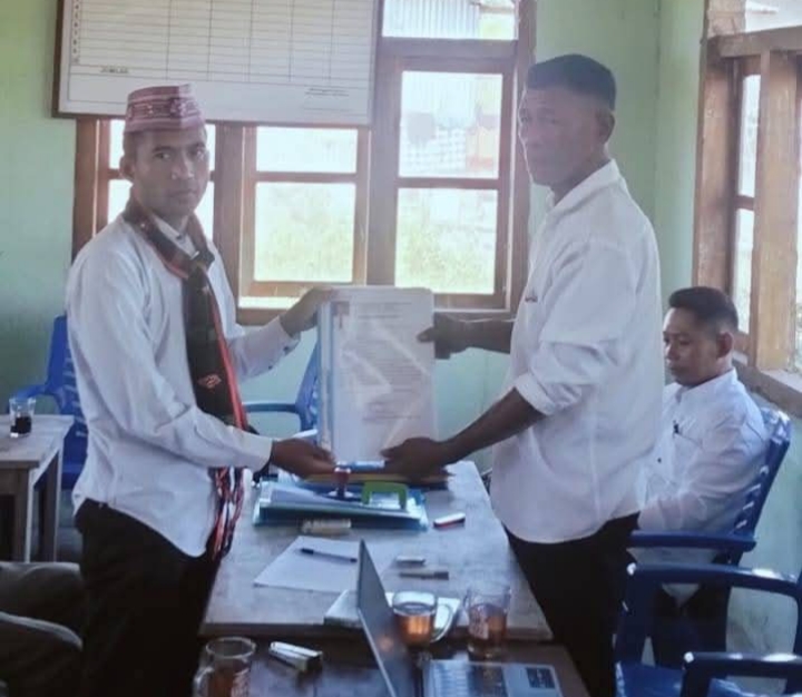 Mikael Jaman,Bakal Calon Kepala Desa saat mendaftar di Panitia Pilkades Desa Wae Jare (foto ist).