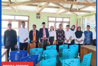 Foto bersama Panitia usai Bakal Calon Kepala Desa Antonius Yulianto Hardi, di Kantor Desa Wae Jare.