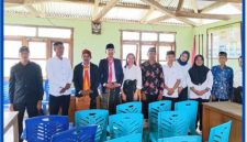 Foto bersama Panitia usai Bakal Calon Kepala Desa Antonius Yulianto Hardi, di Kantor Desa Wae Jare.