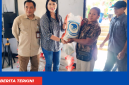 Foto saat Fatinci Reynilda, SP. Kepala Dinas Tenaga Kerja, Transmigrasi, Koperasi, dan UKM (Nakertranskop-UKM) Kabupaten Manggarai Barat, membagikan Bansos Beras Kepada warga Desa Macang Tanggar.