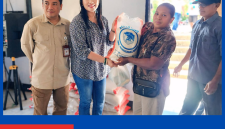 Foto saat Fatinci Reynilda, SP. Kepala Dinas Tenaga Kerja, Transmigrasi, Koperasi, dan UKM (Nakertranskop-UKM) Kabupaten Manggarai Barat, membagikan Bansos Beras Kepada warga Desa Macang Tanggar.